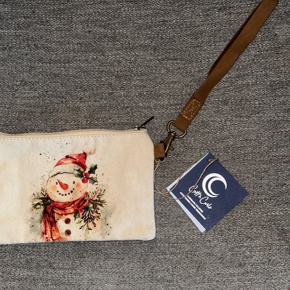 Brand New - Adorable Snowman Wristlet. Great present especially too yourself ☃️ - Picture 6 of 8